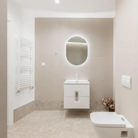 Roots One - Lakeview Escape With Balcony & Parking *