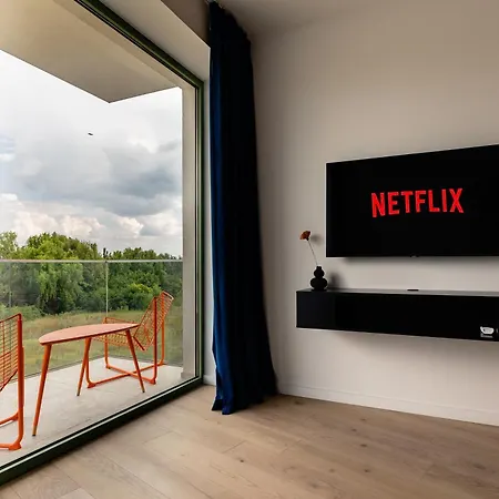 Roots One - Lakeview Escape With Balcony & Parking *