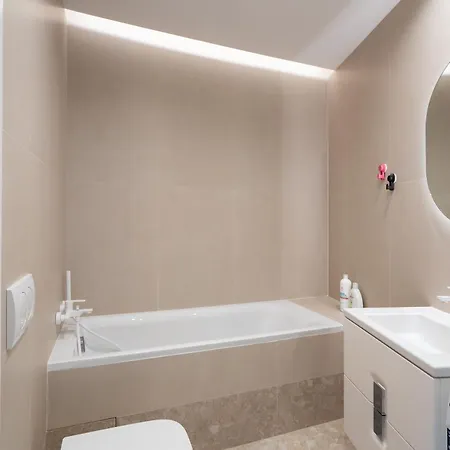 Roots One - Lakeview Escape With Balcony & Parking Appartement *