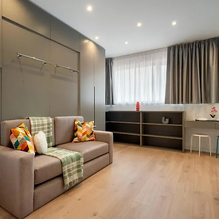Roots One - Lakeview Escape With Balcony & Parking Boekarest