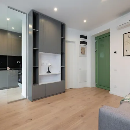 Roots One - Lakeview Escape With Balcony & Parking *