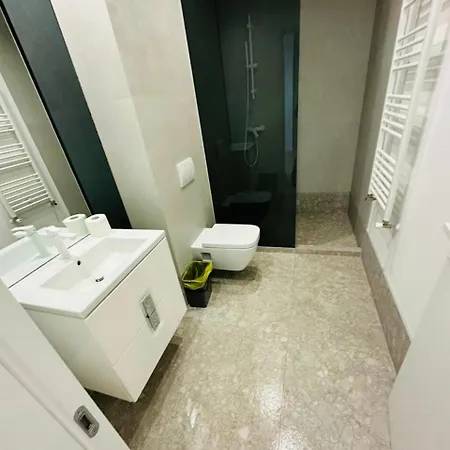 Roots One - Lakeview Escape With Balcony & Parking Appartamento *