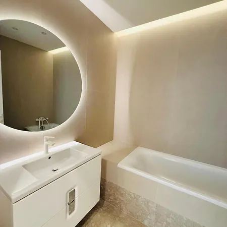 Appartement Roots One - Lakeview Escape With Balcony & Parking Boekarest