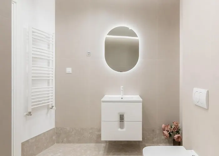 Roots One - Lakeview Escape With Balcony & Parking *