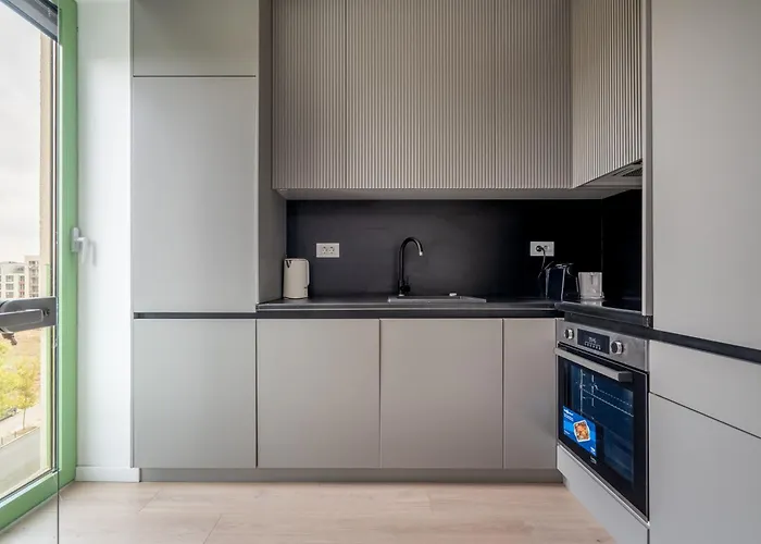 Roots One - Lakeview Escape With Balcony & Parking