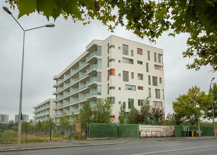 Roots One - Lakeview Escape With Balcony & Parking