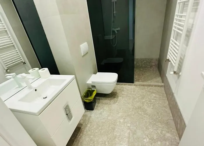 Roots One - Lakeview Escape With Balcony & Parking Lejlighed *